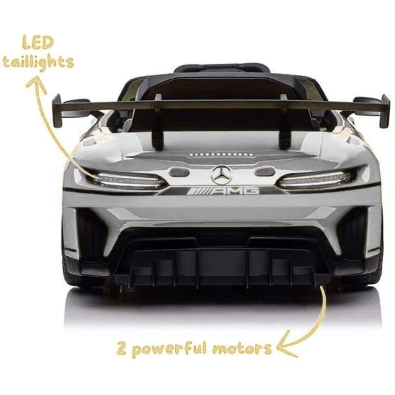 Mercedes AMG GT3 Gris para niños con alerón trasero, faros LED, parrilla AMG y doble motor potente; diseño deportivo y detalles realistas en el frontal