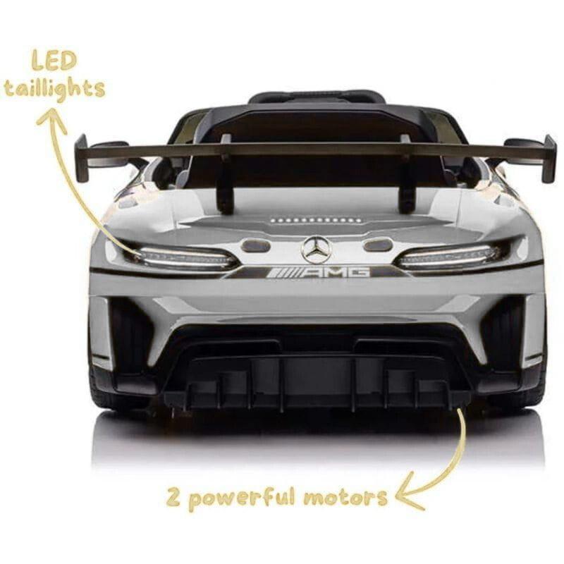 Mercedes AMG GT3 Gris para niños con alerón trasero, faros LED, parrilla AMG y doble motor potente; diseño deportivo y detalles realistas en el frontal