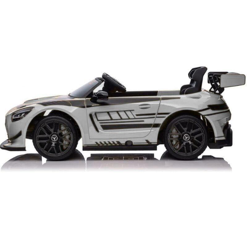 Mercedes AMG GT3 Gris coche eléctrico infantil descapotable con alerón trasero, llantas deportivas negras, detalles en dorado y parrilla agresiva