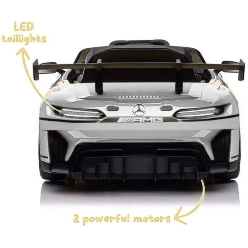 Mercedes AMG GT3 Blanco para niños con alerón trasero grande, faros LED, parrilla AMG y frontal deportivo; incluye 2 potentes motores visibles en base frontal