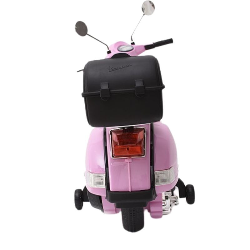 Vespa PX150 12V Rose pour enfants, vue arrière: top case noir Vespa, rétroviseurs ronds, feu arrière rouge, petites roulettes stabilisatrices et finitions