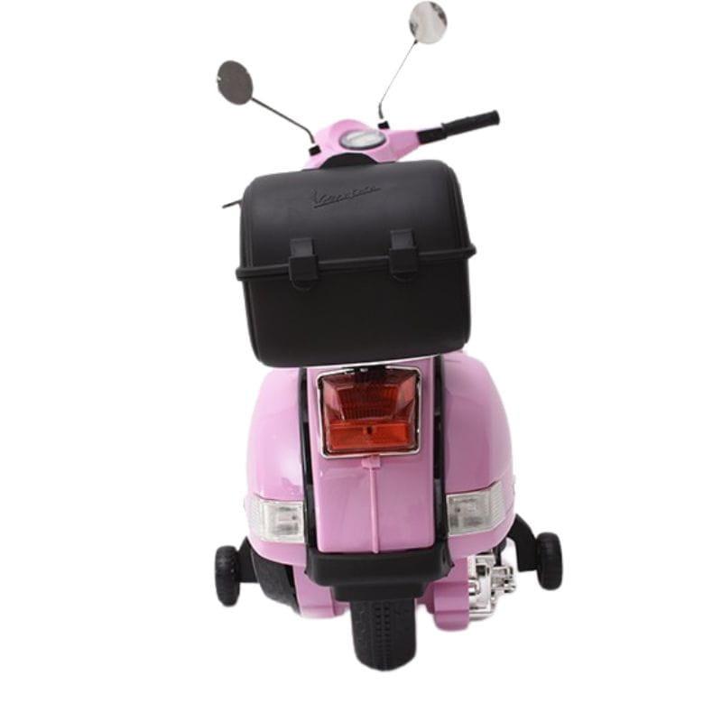 Vespa PX150 12V Rosa infantil vista traseira, com baú preto, espelhos cromados, lanterna vermelha e rodinhas de apoio para estabilidade