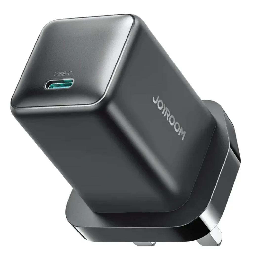 Joyroom Cargador 65W USB-C Negro con acabado mate, puerto USB-C verde, diseño compacto y esquinas redondeadas, enchufe plegable y marca lateral JOYROOM