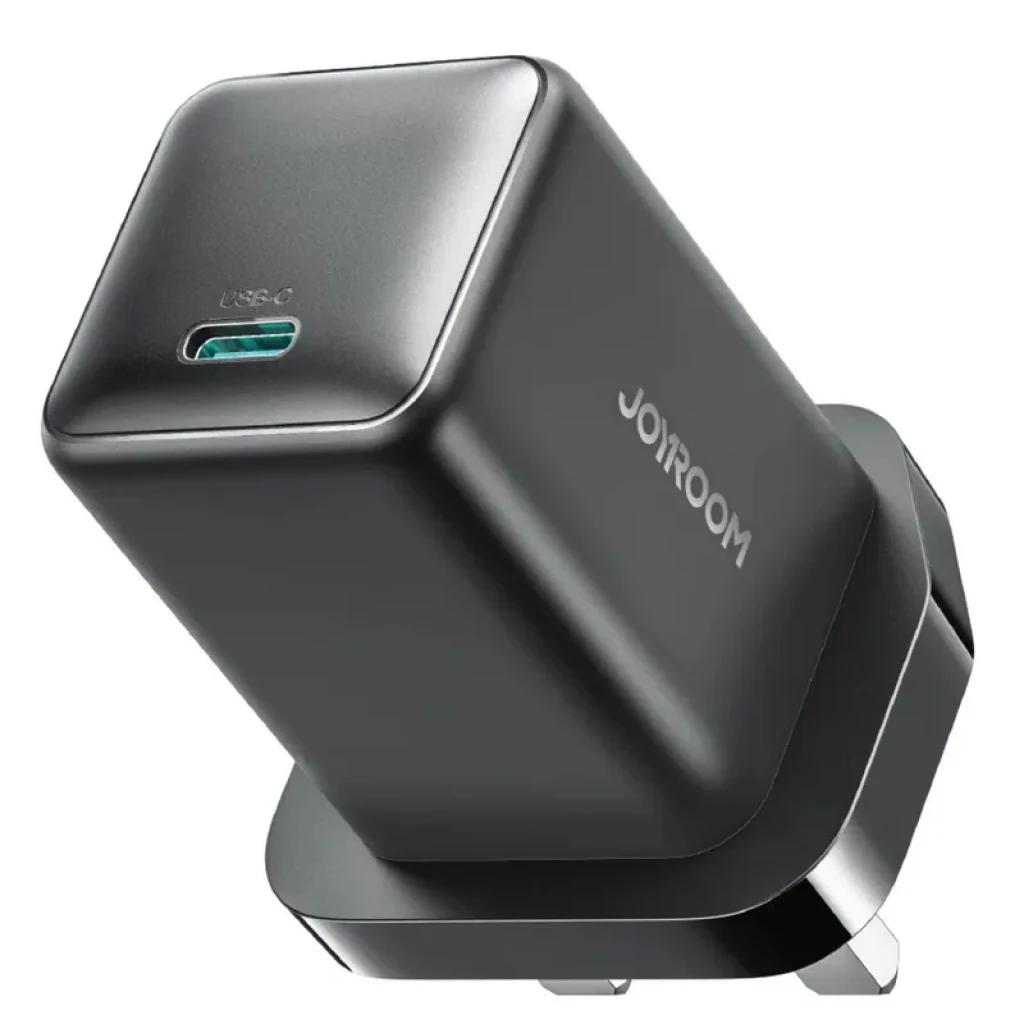 Joyroom Cargador 65W USB-C Negro con acabado mate, puerto USB-C verde, diseño compacto y esquinas redondeadas, enchufe plegable y marca lateral JOYROOM