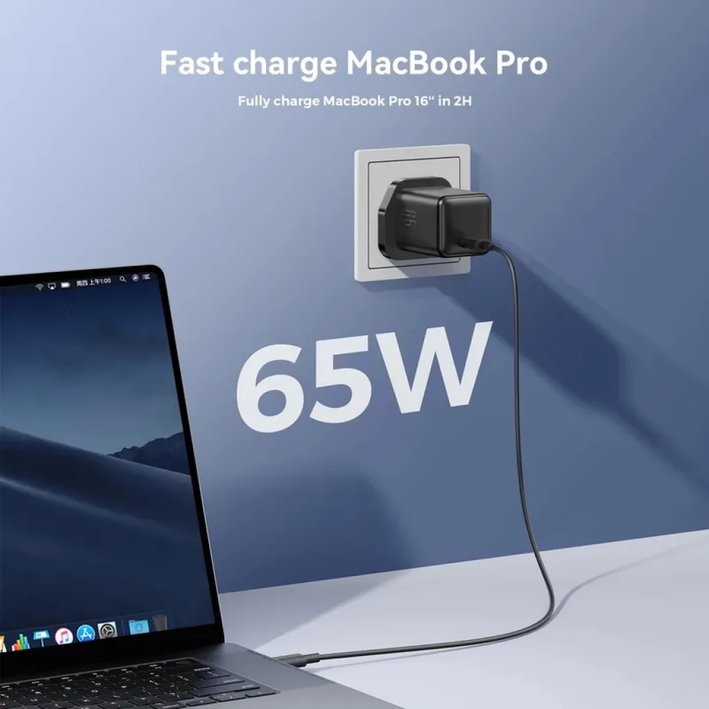 Joyroom Cargador 65W USB-C Negro enchufado a pared, diseño compacto con cable USB-C conectado a laptop; ideal para carga rápida de MacBook Pro