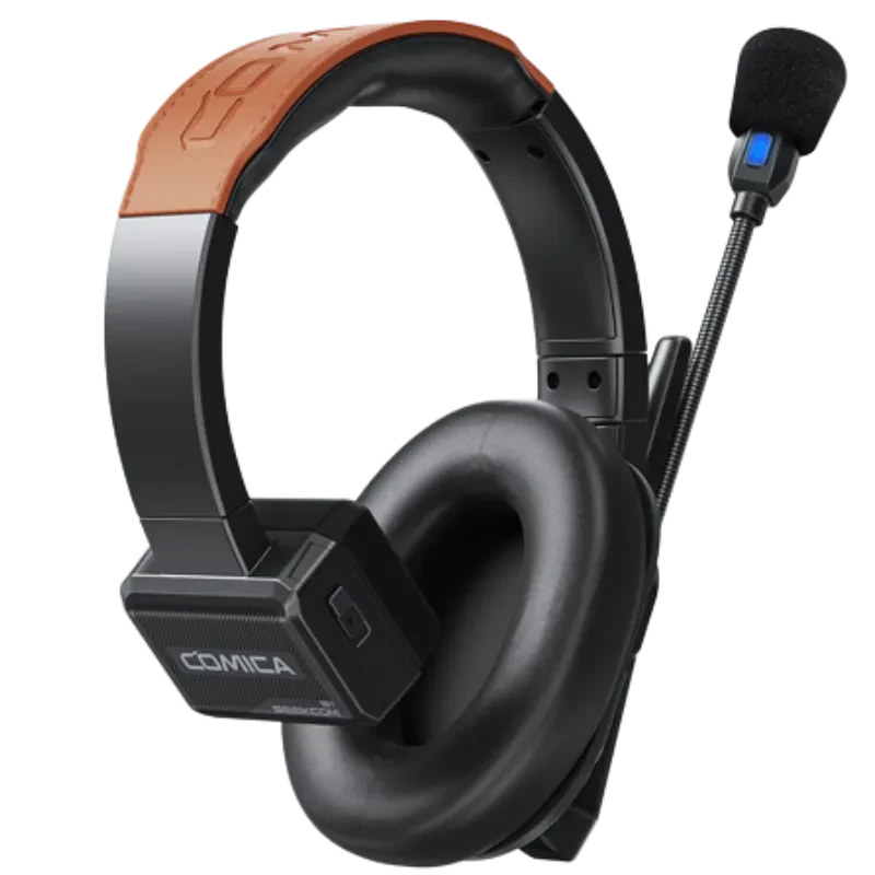Auricular profesional con micrófono boom ajustable, diadema acolchada en cuero naranja, almohadillas circumaurales y módulo inalámbrico COMICA en la copa