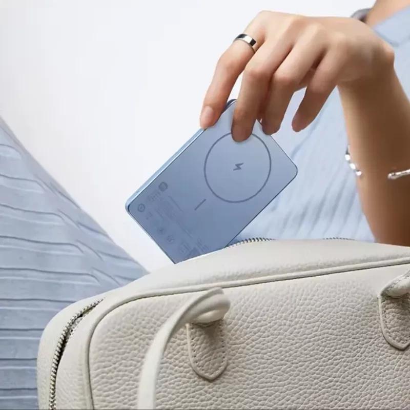 Power bank magnético ultradelgado azul de 5000 mAh, acabado mate, anillo de alineación y puerto inferior; diseño compacto que cabe en bolso o bolsillo