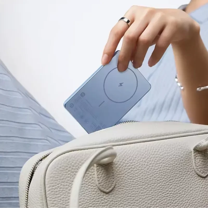 Power bank magnético ultradelgado negro de 5000 mAh y 22,5 W, diseño compacto con anillo de alineación, superficie lisa y bordes redondeados, fácil de