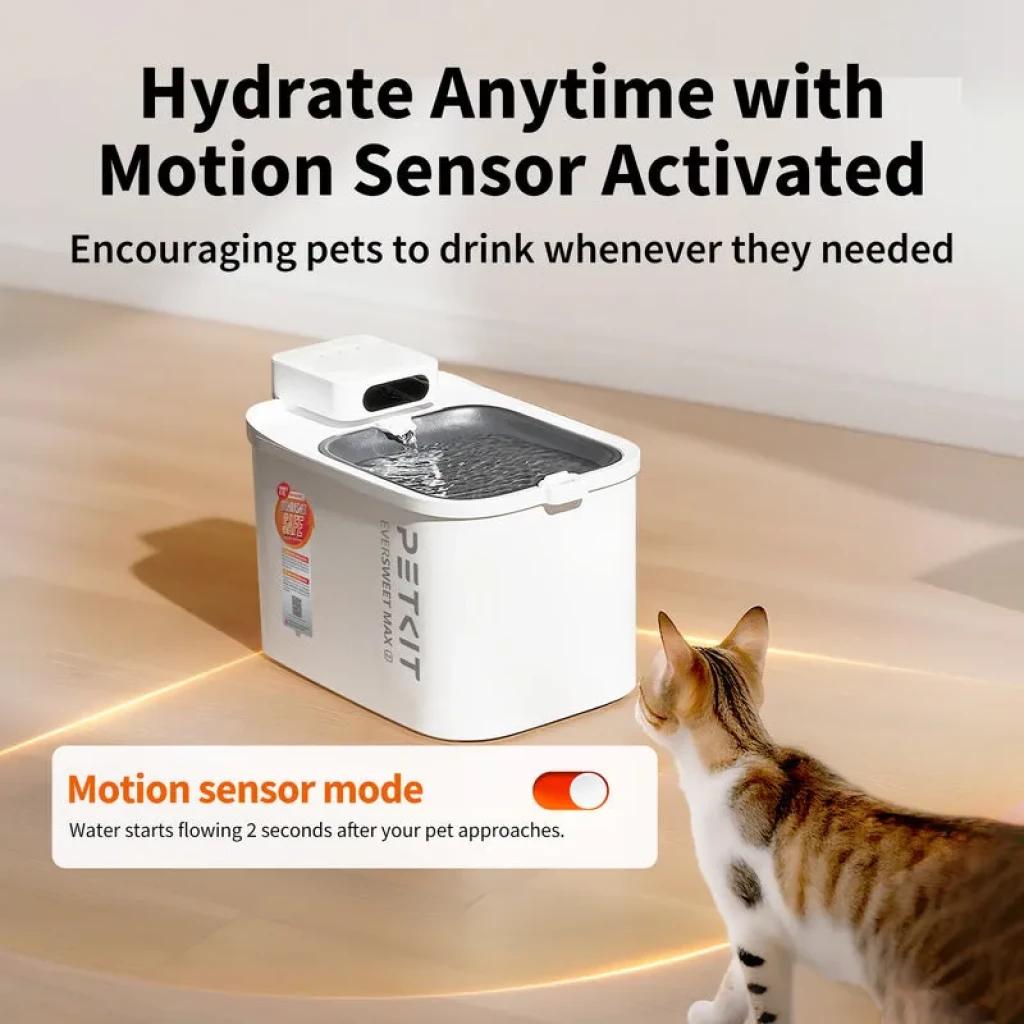 Bebedero automático blanco con sensor de movimiento, tapa con UVC, depósito rectangular con cascada suave, marca PETKIT visible y control mediante app