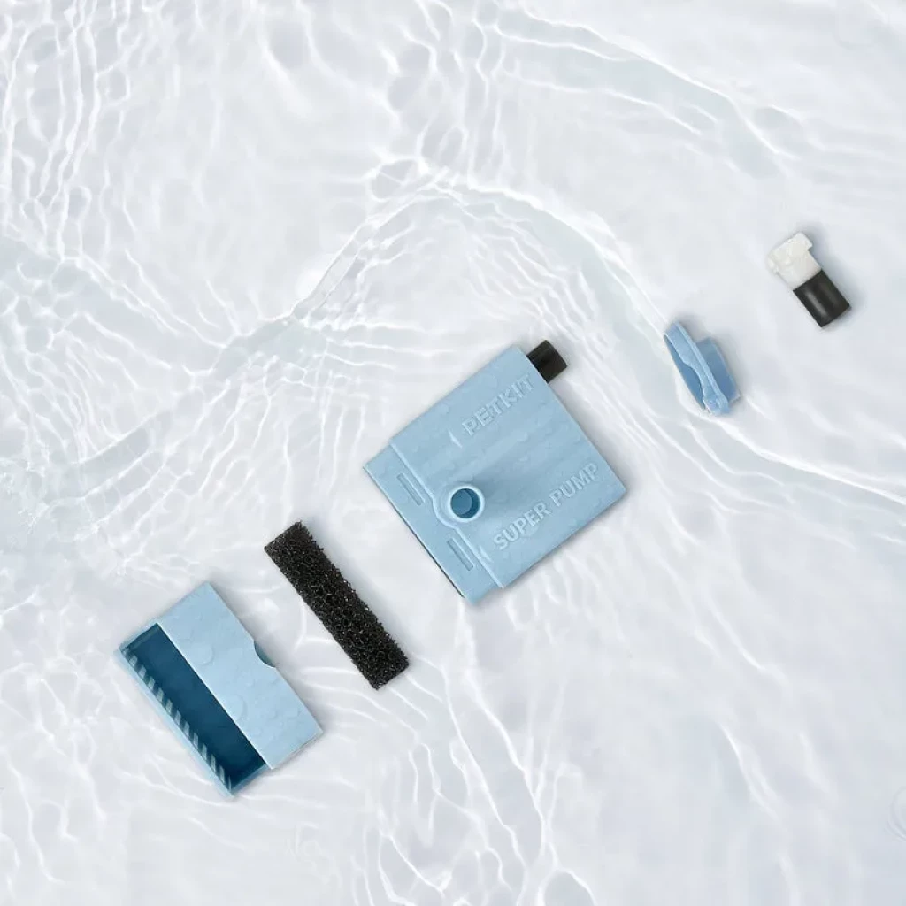 Bomba de agua inalámbrica PETKIT azul con tapas y filtro de esponja, piezas modulares visibles