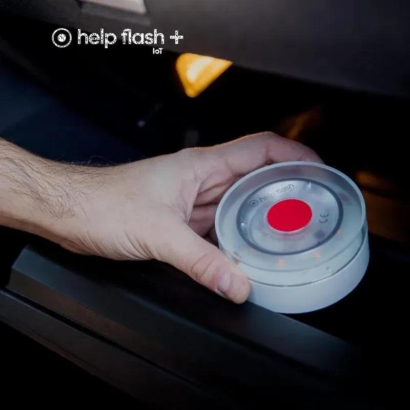 Help Flash IOT Plus branca, baliza redonda compacta com botão central vermelho, corpo cinza e tampa translúcida; design portátil para emergência no carro