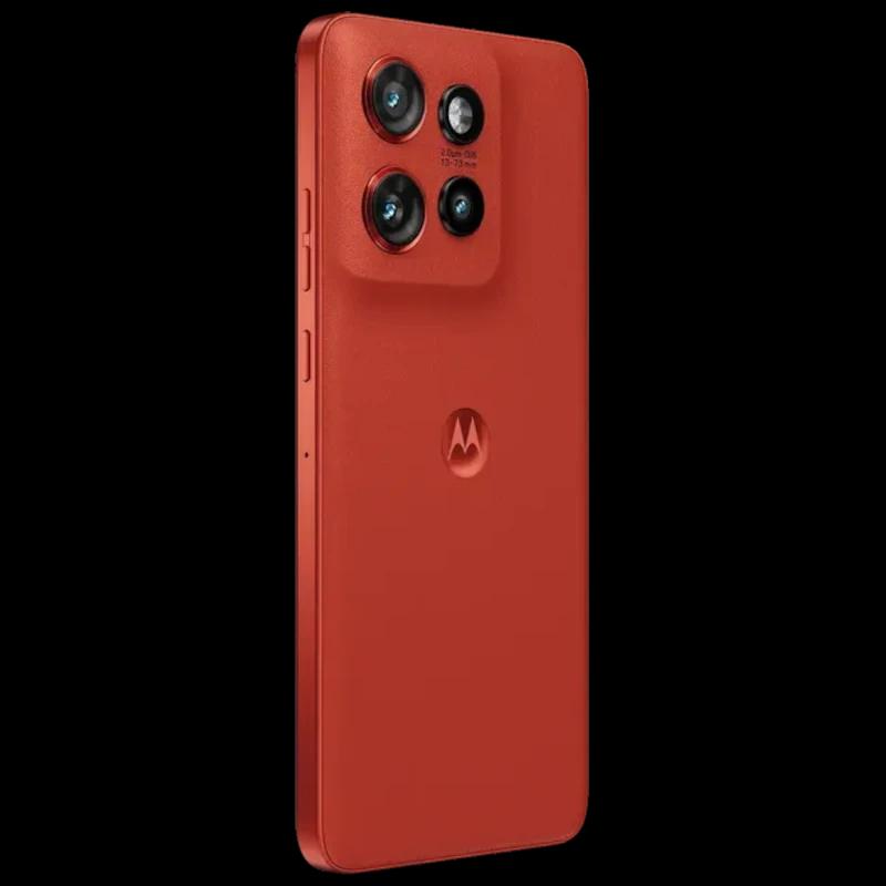 Smartphone rojo Poinciana con triple cámara trasera en módulo cuadrado elevado y logo M centrado; bordes planos y botones laterales visibles