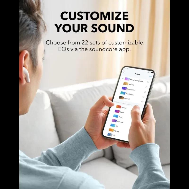 Soundcore K20i Blanc affichés dans l’oreille, design semi intra-auriculaire, boîtier blanc compact, app affichant 22 EQ personnalisables sur smartphone