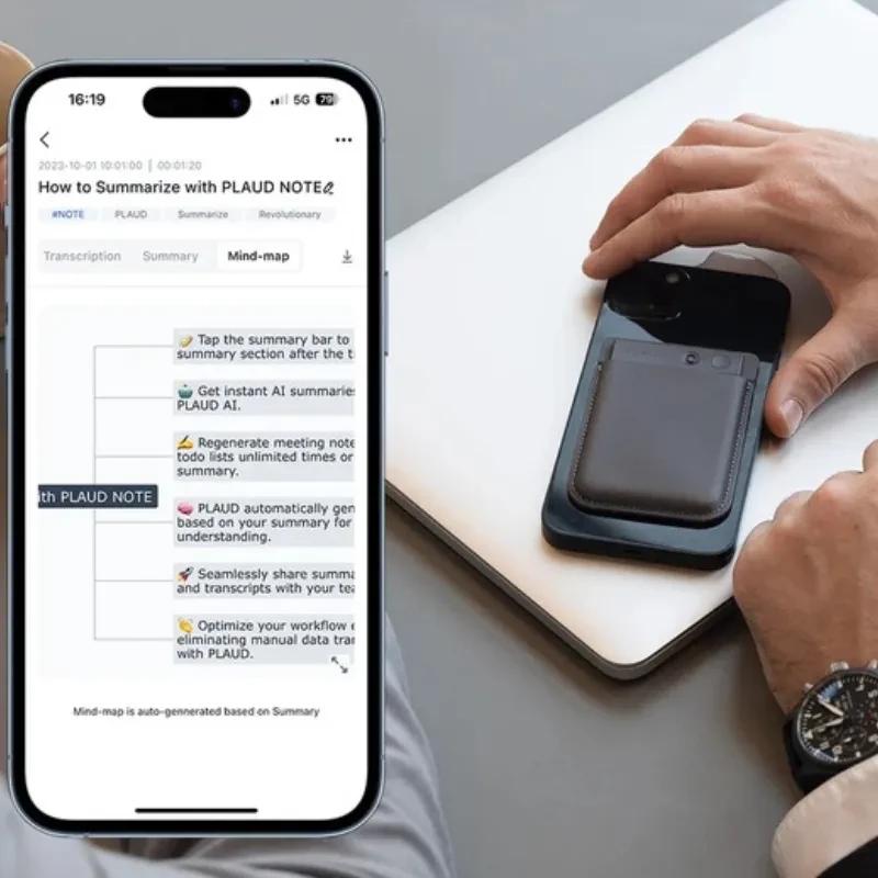 Plaud Note Pro 64GB Plata: grabadora de voz con IA, diseño compacto plateado, funda magnética en la parte trasera del smartphone, pantalla del móvil