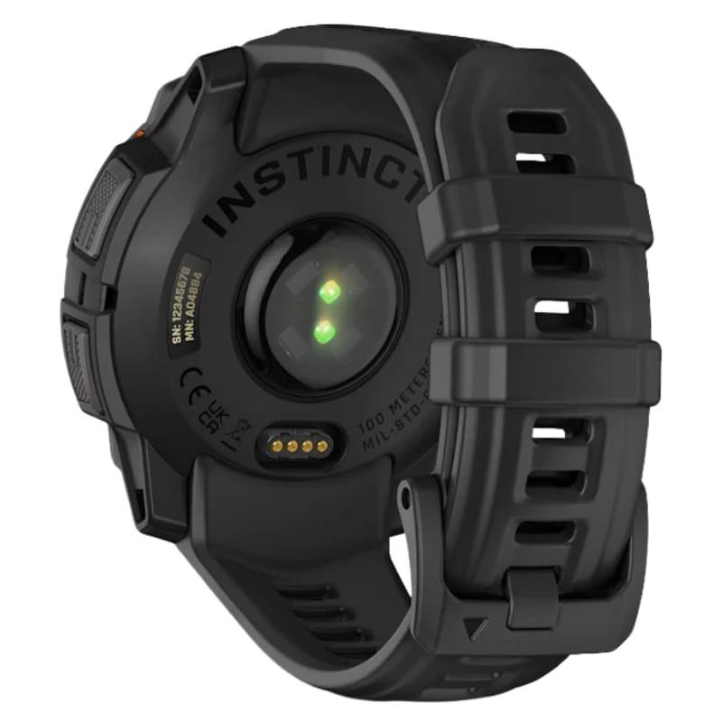 Parte trasera del Garmin Instinct 3 45 mm Solar Negro con sensor óptico verde, carcasa robusta negra y correa de silicona negra con hebilla y ranuras