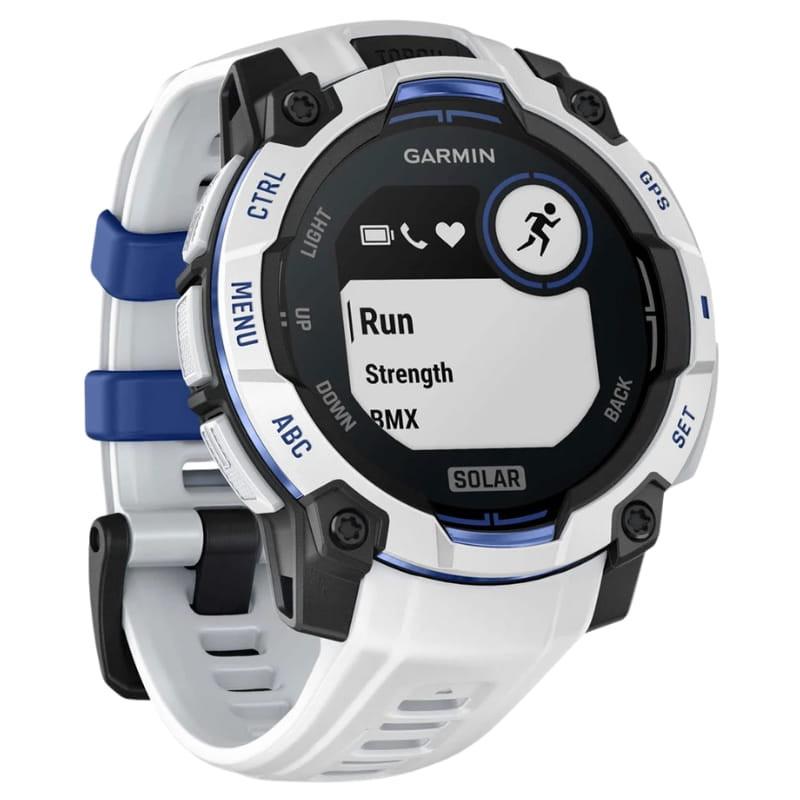 Perfil lateral del Garmin Instinct 3 45 mm Solar en blanco, caja robusta bicolor negro y azul, dos botones texturizados y correa de silicona blanca ajustable