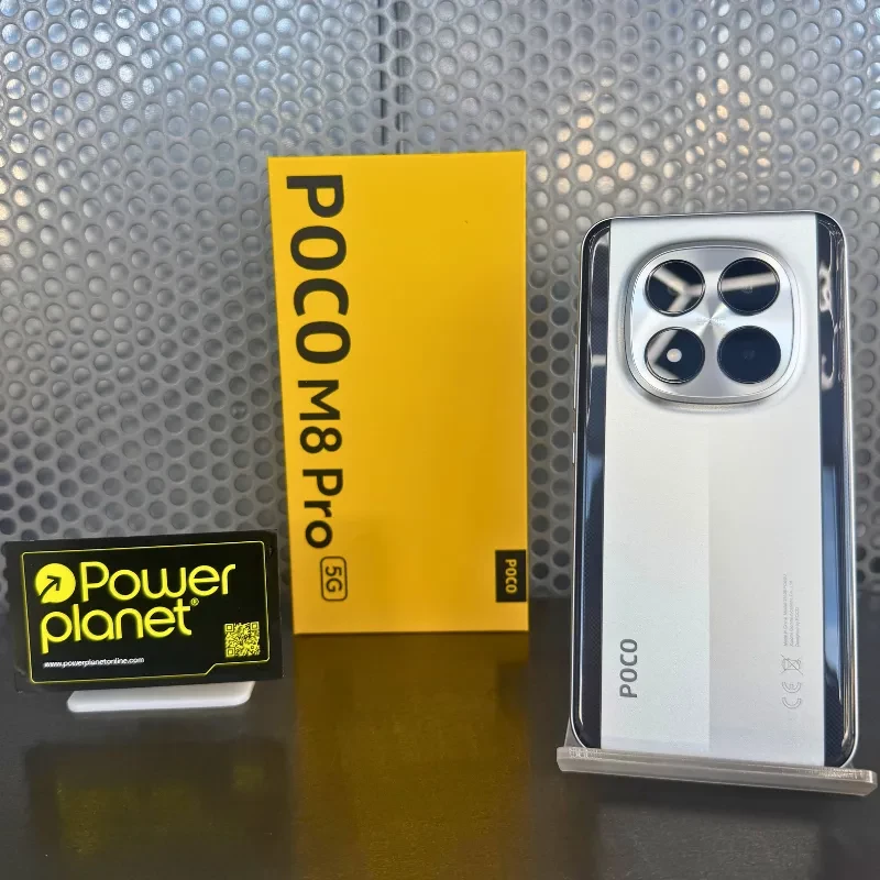 Xiaomi Poco M8 Pro 5G plata con triple cámara destacada y lente de 50 MPx, 512GB y 12GB RAM, caja amarilla POCO al fondo, diseño elegante y reflectante