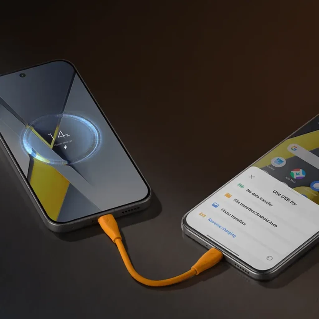 Xiaomi Poco M8 Pro 5G Plata con pantalla 120 Hz, 256 GB y 8 GB RAM; muestra cable corto naranja USB-C conectando dos teléfonos, borde metálico y cámara