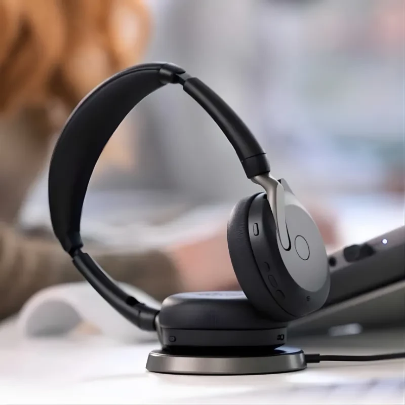 Casque Jabra Evolve2 65 Flex MS Stereo USB-C noir sur base de chargement, arceau rembourré, oreillettes pivotantes, boutons latéraux et micro discret
