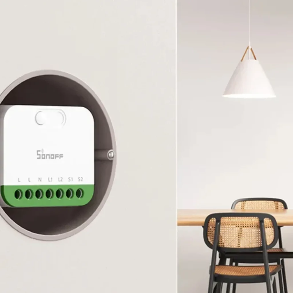Sonoff MINI-2GS Matter mini-interrupteur Wi-Fi deux voies, boîtier blanc et vert compact encastré, bornes L N L1 S1 S2 visibles pour câblage propre