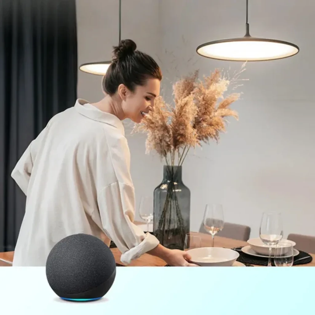 Sonoff MINI-2GS Matter, mini-interrupteur Wi‑Fi deux voies. Scène intérieure moderne avec éclairage suspendu chaud, déco florale et assistant vocal