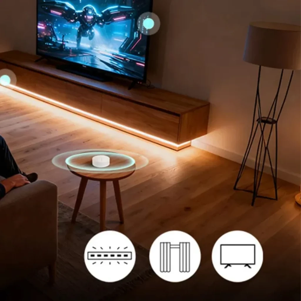 Sonoff SNZB-01M Smart Wireless ZigBee Interruptor 4 en 1 en mesa auxiliar, controla tira LED bajo mueble, lámpara de pie y TV en sala moderna iluminada