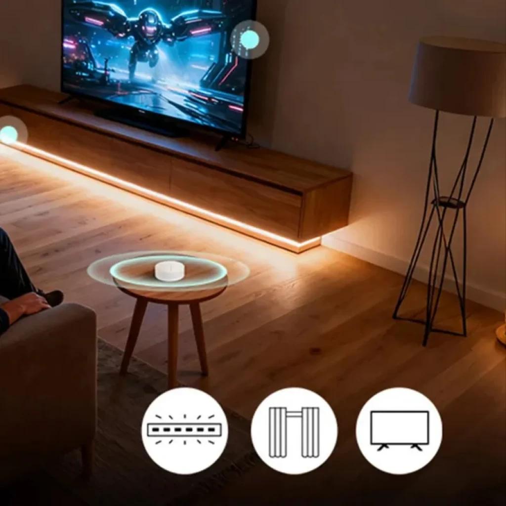 Sonoff SNZB-01M Smart Wireless ZigBee Interruptor 4 en 1 en mesa auxiliar, controla tira LED bajo mueble, lámpara de pie y TV en sala moderna iluminada