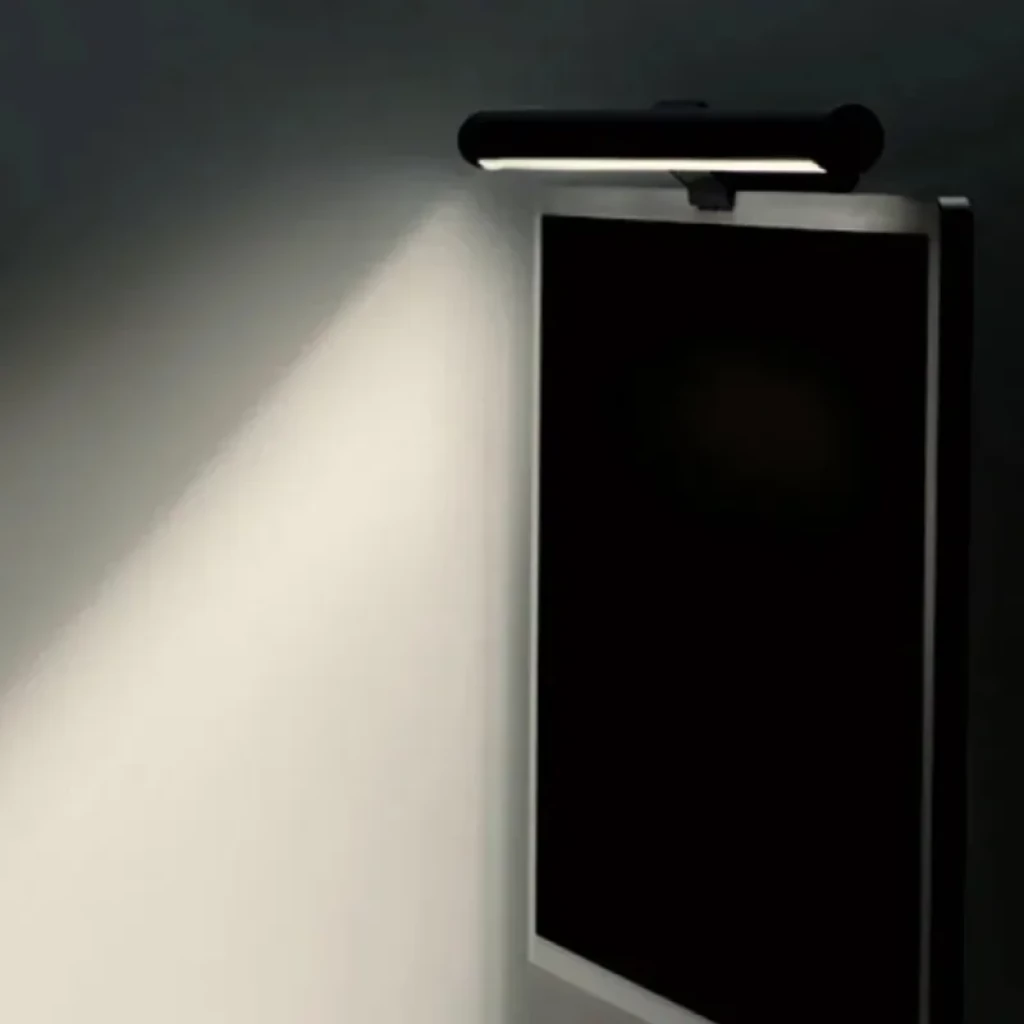 Yeelight Aries lámpara para monitor con barra negra superior, luz frontal uniforme y sin reflejos; diseño minimalista, ideal para pantallas y escritorios