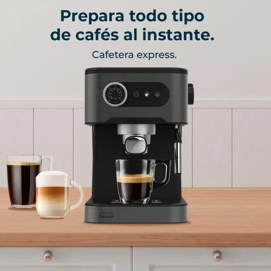 Cafetera express negra con manómetro lateral, portafiltro metálico, vaporizador de leche, botones frontales y taza de espresso; diseño compacto y moderno