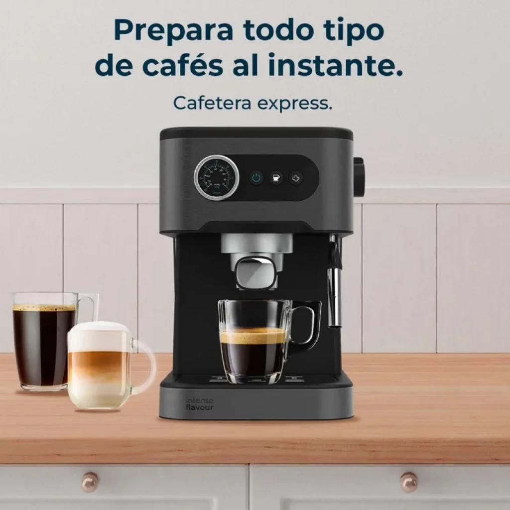 Cafetera express negra con manómetro lateral, portafiltro metálico, vaporizador de leche, botones frontales y taza de espresso; diseño compacto y moderno