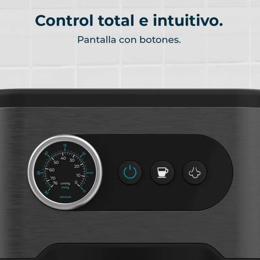 Panel frontal en acero cepillado con manómetro PressurePro y botones retroiluminados de encendido, café y vapor para control preciso en la Cecotec Power