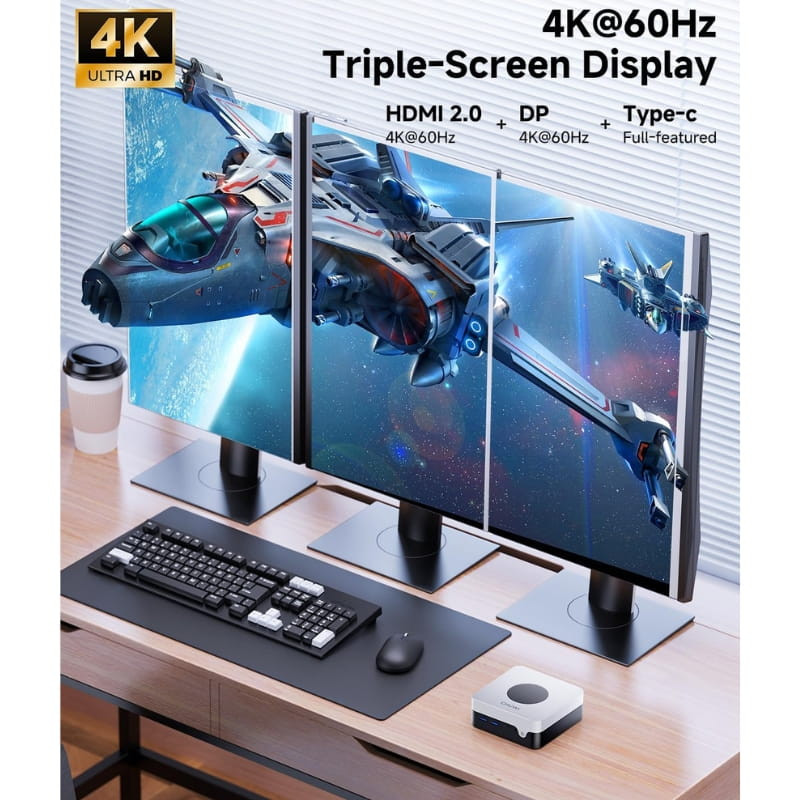 Mini PC Chuwi LarkBox X compacta junto a teclado y tres monitores 4K a 60 Hz, conectividad HDMI 2.0, DP y USB Type C para pantalla triple