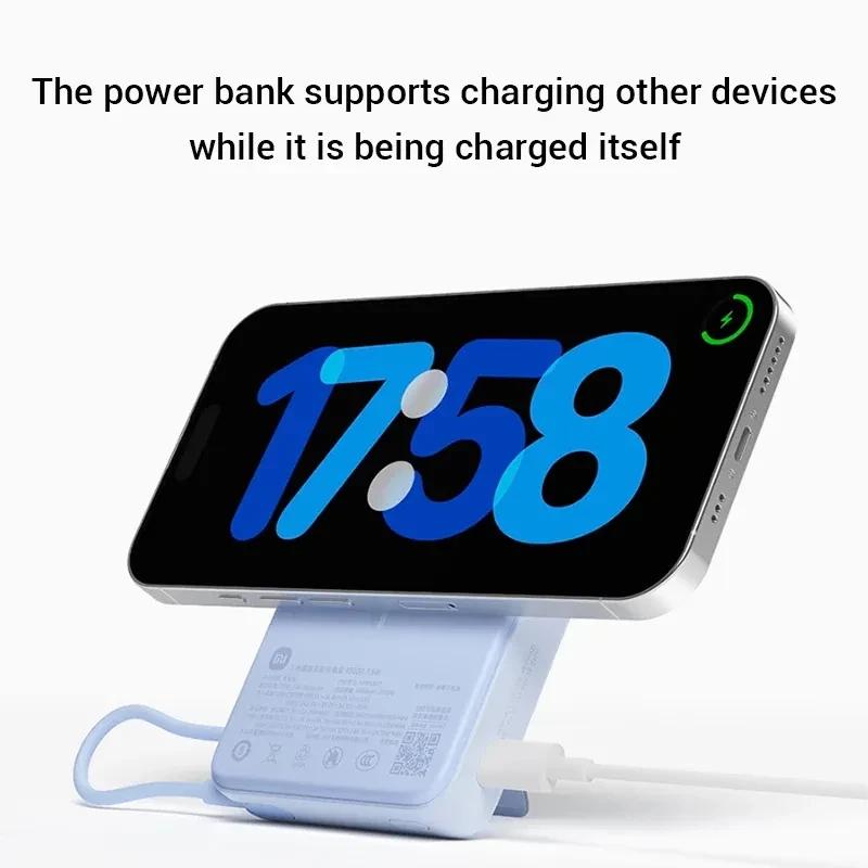 Xiaomi Magnetic Power Bank 10000 33W Beige con soporte integrado, carga magnética, teléfono inclinado, puerto USB-C conectado y luz de estado verde