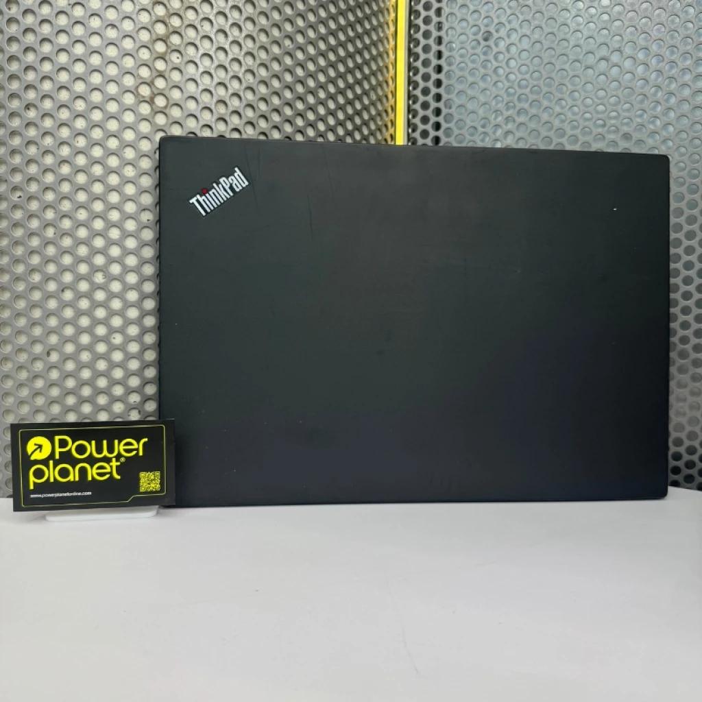 Tampa preta do Lenovo ThinkPad T490 com logotipo ThinkPad no canto, acabamento fosco com leves marcas de uso; fundo metálico perfurado e placa Powerplanet ao