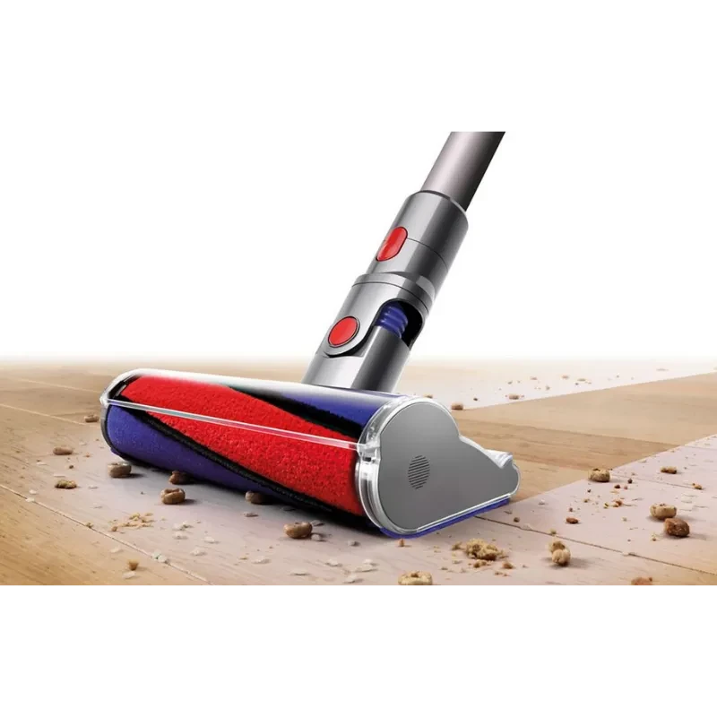 Dyson V8 Cyclone cabeçote motorizado com rolo macio, escova vermelha e azul, sucção potente removendo migalhas em piso de madeira