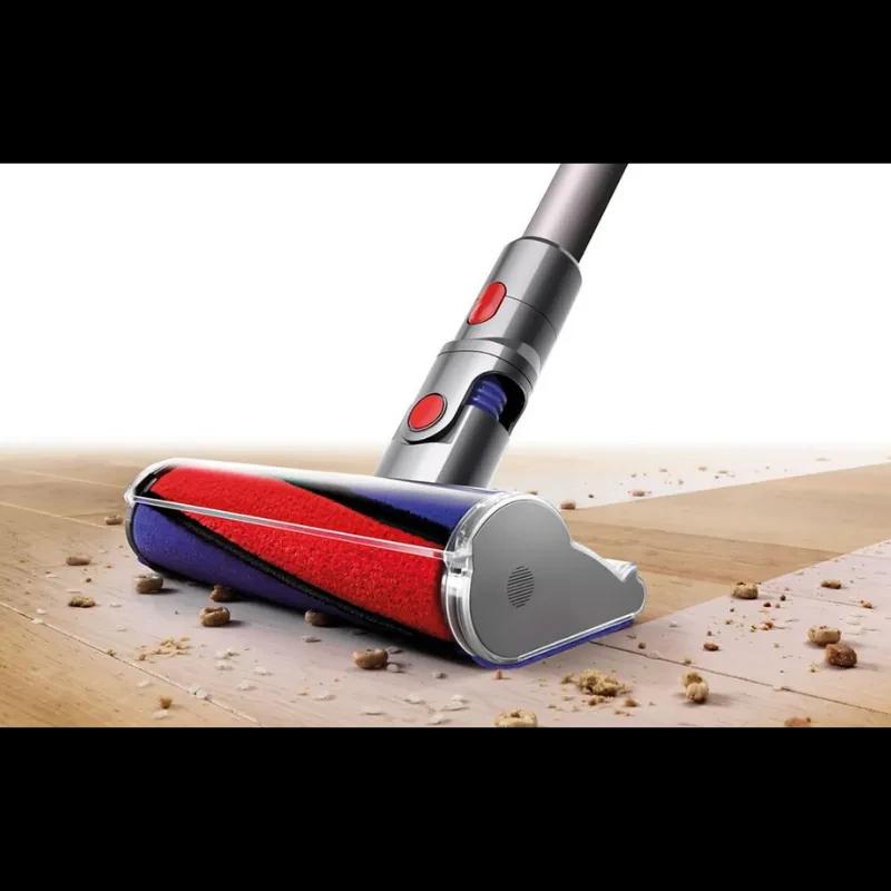 Dyson V8 Cyclone cabeçote motorizado com rolo macio, escova vermelha e azul, sucção potente removendo migalhas em piso de madeira