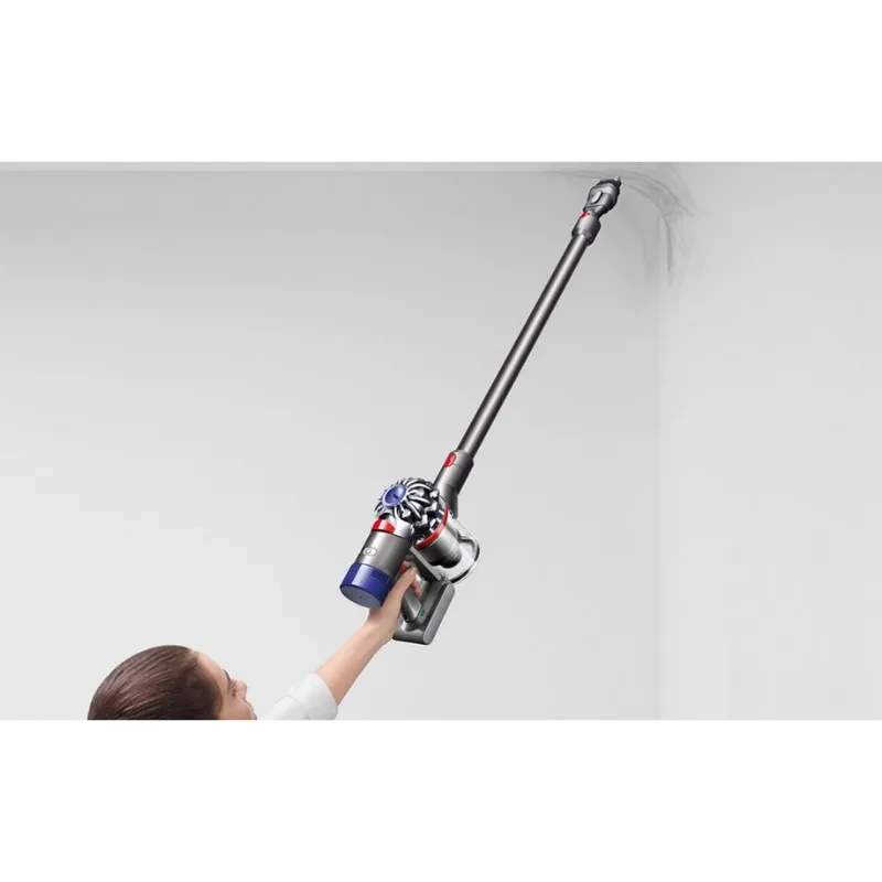 Dyson V8 Cyclone em uso: design leve e ergonômico, tubo longo alcança cantos altos, escova estreita para pó em tetos e bordas, acabamento cinza com detalhes