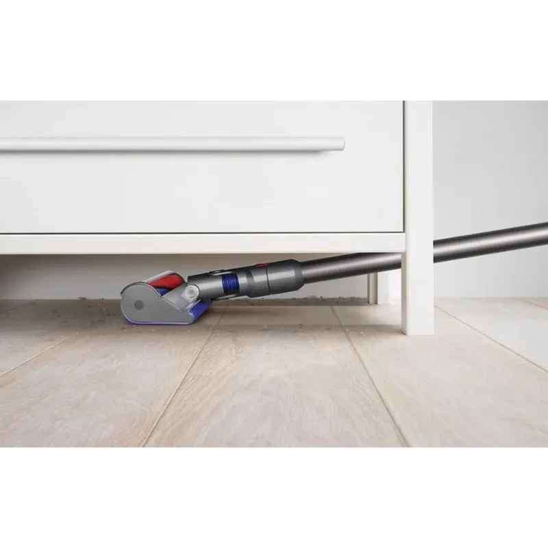 Dyson V8 Cyclone com tubo longo e cabeça motorizada de baixo perfil, alcança áreas sob móveis; rolos em azul e vermelho, corpo cinza prateado
