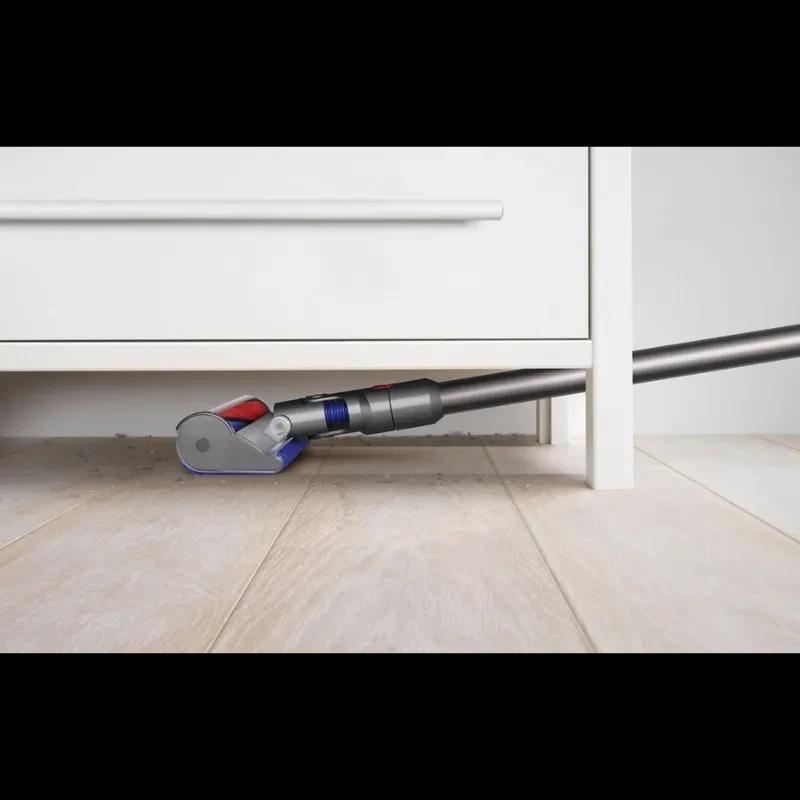Dyson V8 Cyclone com tubo longo e cabeça motorizada de baixo perfil, alcança áreas sob móveis; rolos em azul e vermelho, corpo cinza prateado