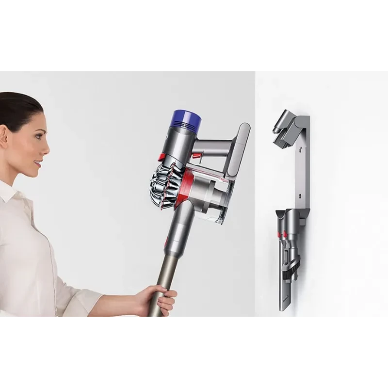 Dyson V8 Cyclone sem fios em base de parede, corpo prateado com detalhes roxos e vermelhos, acessórios acoplados e depósito transparente de 0,54 l
