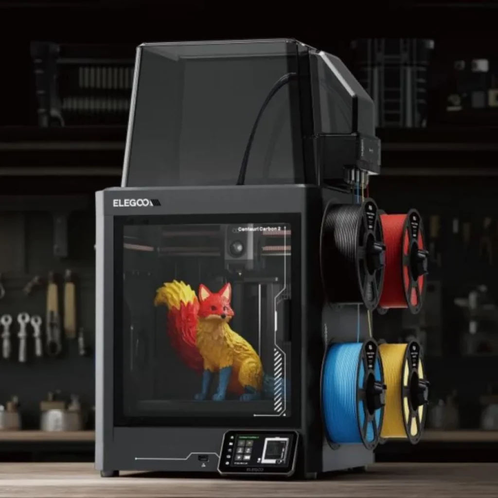 Elegoo Centauri Carbon 2 Combo FDM con cabina cerrada, pantalla táctil y cuatro portabobinas laterales; imprime figura multicolor visible en el interior