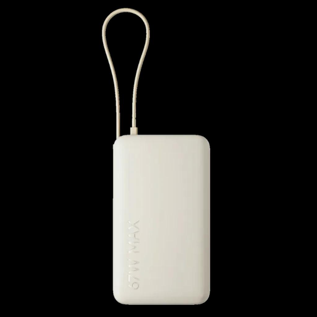 Xiaomi 67W Power Bank 10000 Beige avec câble intégré, design compact et minimaliste, finition mate, sangle de transport et logo 67W MAX en relief