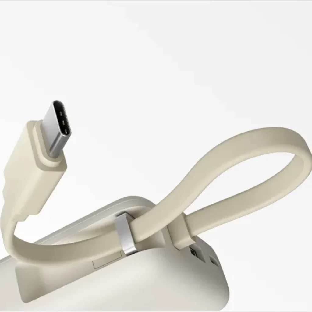 Câble USB-C intégré au Xiaomi 67W Power Bank 10000 de couleur beige
