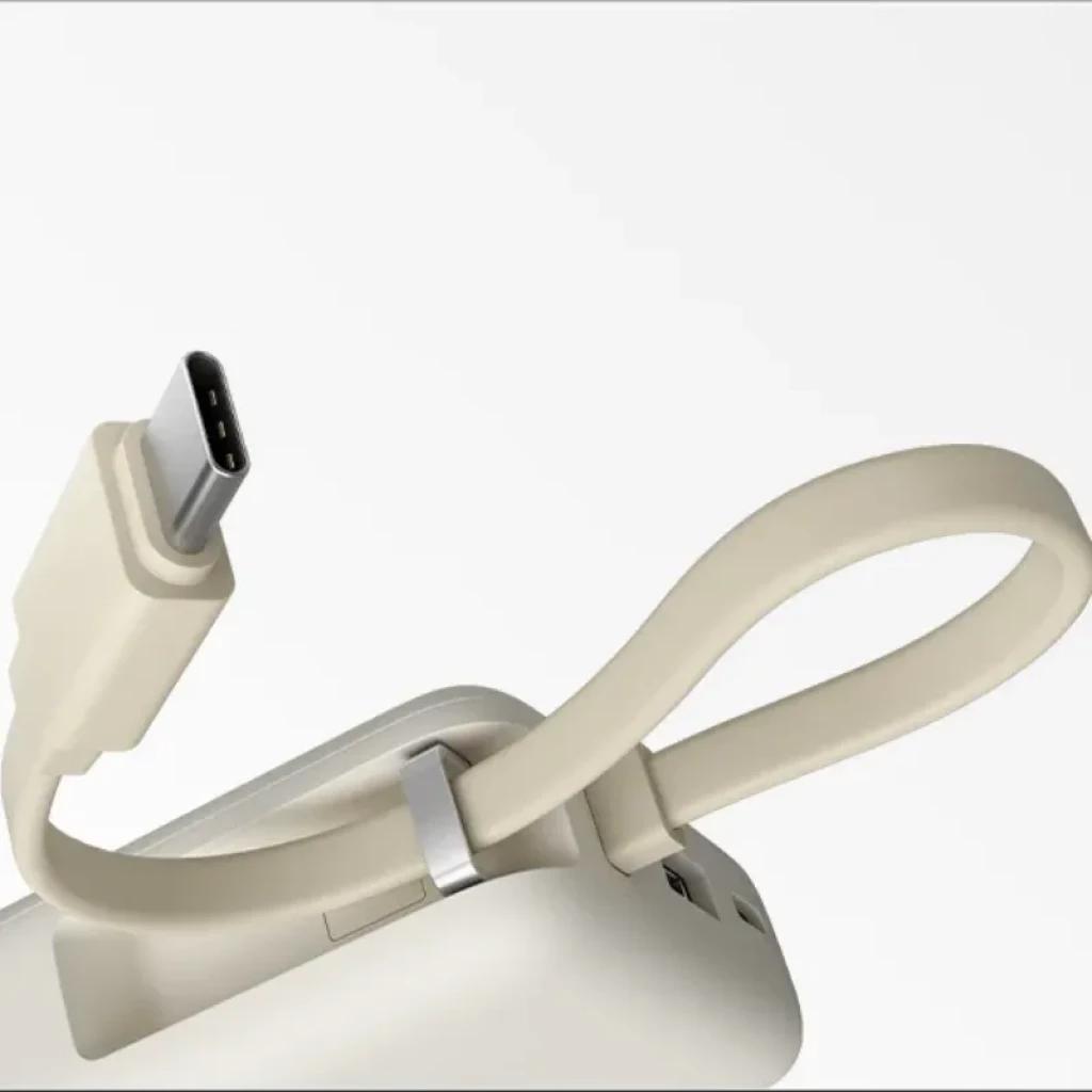 Câble USB-C intégré au Xiaomi 67W Power Bank 10000 de couleur beige