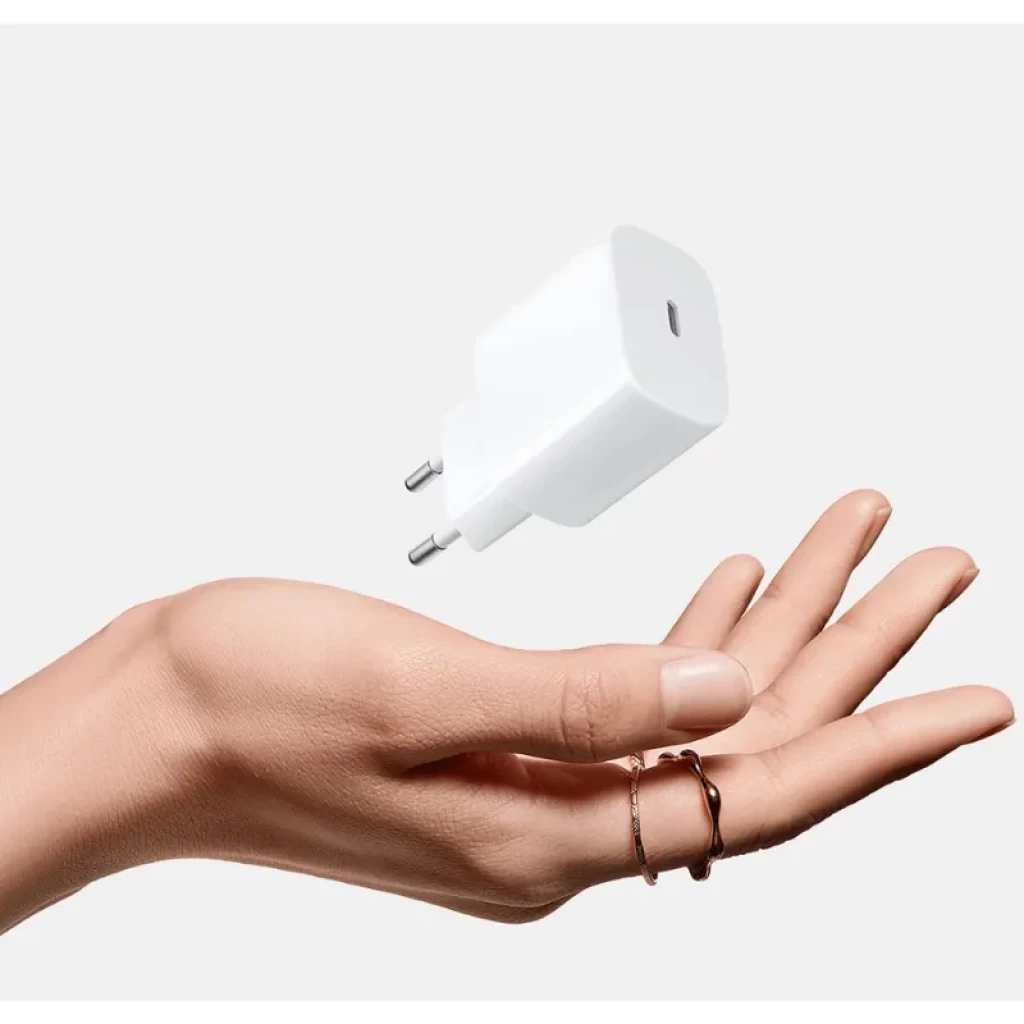 Vista del Cargador Xiaomi 20W Fast Charging Power Adapter USB-C en color blanco con una mano como referencia de tamaño