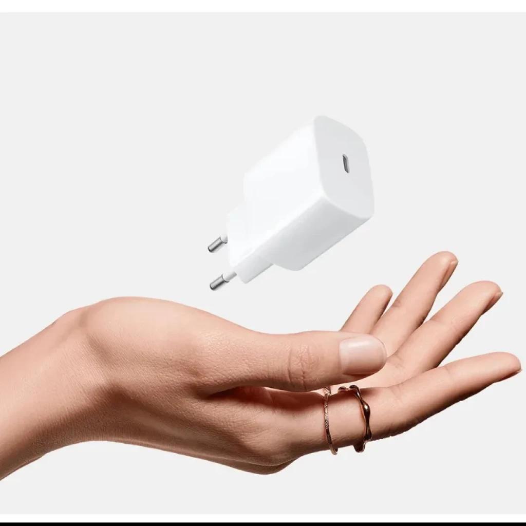 Vista del Cargador Xiaomi 20W Fast Charging Power Adapter USB-C en color blanco con una mano como referencia de tamaño