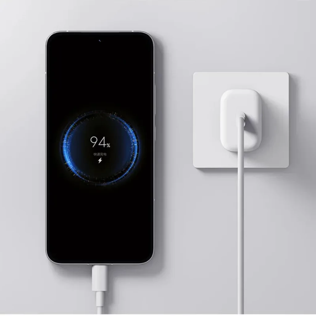 Cargador Xiaomi 20W Fast Charging Power Adapter USB C en color blanco, compacto, con clavija de pared y cable USB C conectado a un smartphone en carga 94%