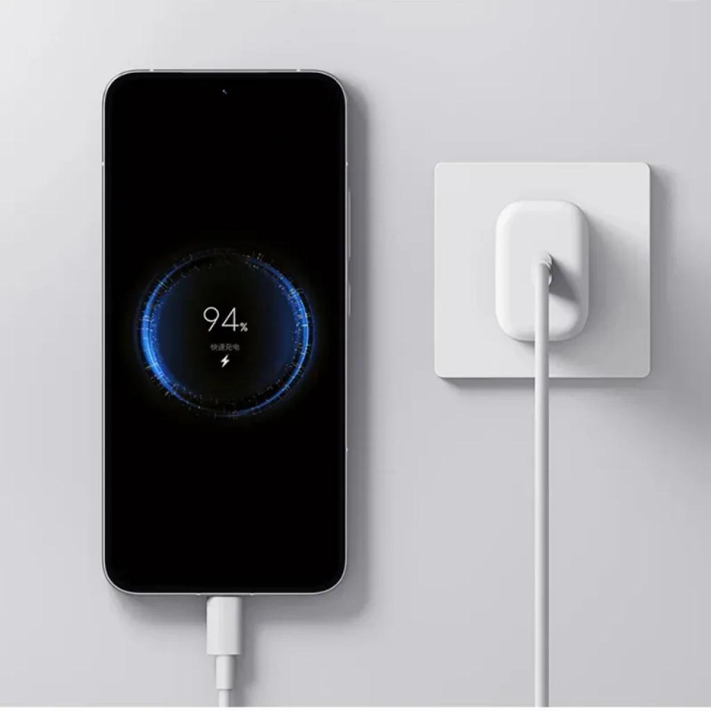 Cargador Xiaomi 20W Fast Charging Power Adapter USB C en color blanco, compacto, con clavija de pared y cable USB C conectado a un smartphone en carga 94%