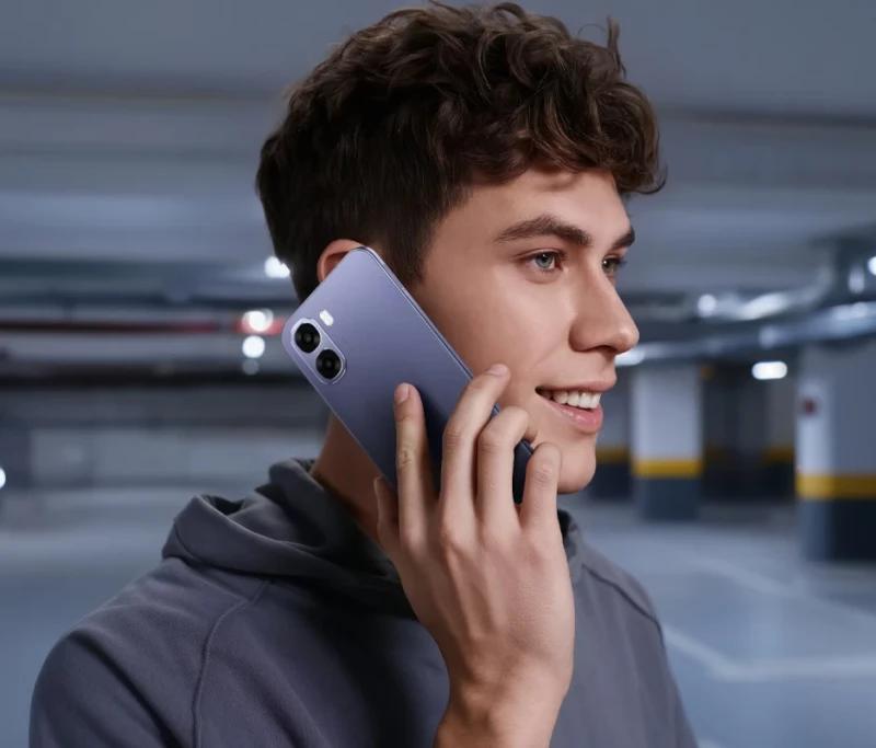 Oppo A6X preto lilás em uso, traseira em tom lilás com textura, módulo de câmera dupla oval e flash; design fino e bordas arredondadas