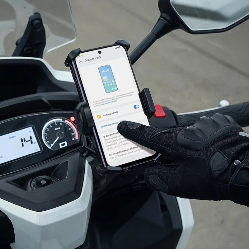 Suporte de motocicleta com smartphone Oppo A6X Preto Lilás em uso, ecrã 6,75 pol visível, interface nítida e fixação robusta para condução segura
